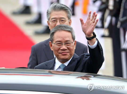 리창 중국 총리가 26일 경기도 성남 서울공항에 도착해 손을 흔들고 있다. 연합뉴스